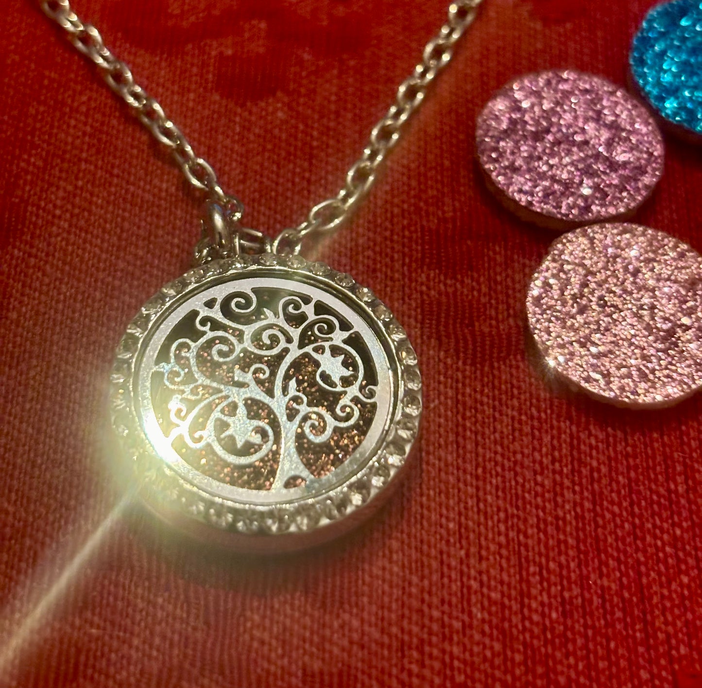 Collier accompagné d'un buvard pour huile essentielle